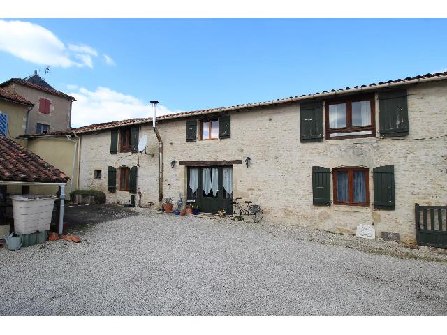 Haus&nbsp;zu verkaufen in&nbsp;BEAULIEU-SUR-SONNETTE 16450 Charente Frankreich. Zwei Dorfhäuser mit Scheune. Ein Dorfhaus mit vier Schlafzimmern, komplett renoviert und bezugsfertig, sowie ein Haus mit drei Schlafzimmern (zum Auffrischen) und Scheune.<br />
<br />
Liegt in einem hübschen...