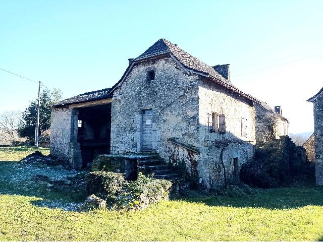 House&nbsp;for sale&nbsp;FRONTENAC 46160 Lot Midi-Pyrénées France: Stone house. Attached and in bad condition.<br />
To be renovated entirely or dismantled to save some stones.<br />
Barn with asbestos roof.<br />
Plot of 202 m².<br />
Price including agency fees : 26.000 €<br />
Price ex...
