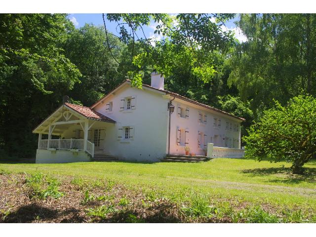 Maison &agrave; vendre &agrave;&nbsp;RIOUX-MARTIN 16210 Charente Poitou-Charentes France: Belle maison avec étang. Belle propriété située au calme qui vous offre 2 garages, hall d'entrée, 2 salons, bibliothèque, cuisine/salle à manger, wc. Au premier étage il y a 3 chambres, un bur...