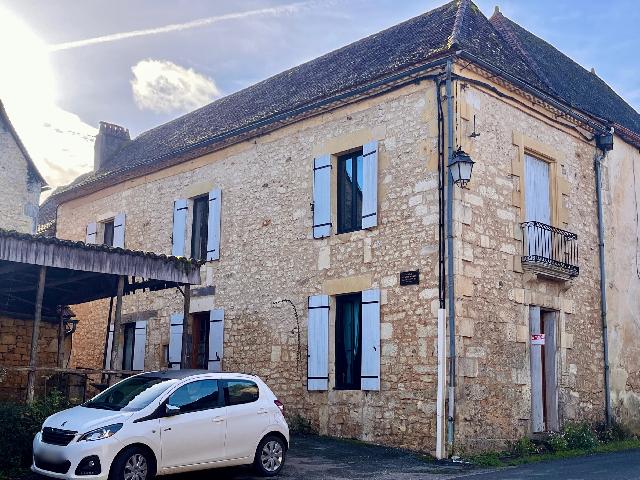 Maison &agrave; vendre &agrave;&nbsp;LIORAC-SUR-LOUYRE 24520 Dordogne Aquitaine France: Grande maison de village en pierre. Nichée dans un village de campagne pittoresque, cette maison offre un potentiel pour une vie spacieuse et confortable, idéale pour une vie de famille, une maison ...