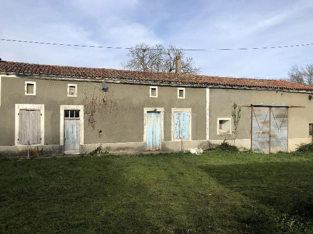 Gites-Chambres-d-hotes te koop in LONGRÉ 16240 Charente Poitou-Charentes Frankrijk: Een geweldig project met veel mogelijkheden. Mogelijk toekomstig gîtecomplex. Een te renoveren huis met een grote aangrenzende schuur, een te renoveren paviljoen en 2 oude woningen voor volledige ren...