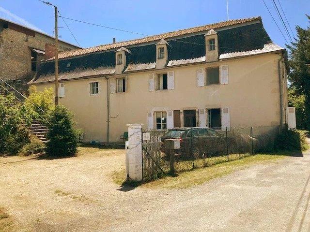 Maison à vendre à PERSAC 86320 Vienne Poitou-Charentes France: Moulin à rénover et gîte. Cet ancien moulin avec une annexe et un terrain est situé dans un hameau calme à seulement dix minutes de Lussac-le-Château avec tous les liaisons de transports, école...