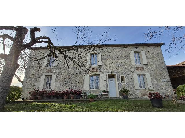 Bien-Agricole &agrave; vendre &agrave;&nbsp;LA SAUVETAT-DE-SAVÈRES 47270 Lot-et-Garonne Aquitaine France: Propriété dans un cadre champêtre. Idéalement située, au calme, en pleine nature, cette propriété est parfaite pour projet équestre, permaculture.<br />
Avec sa vue sur un lac, les ruches, l'atmosp...