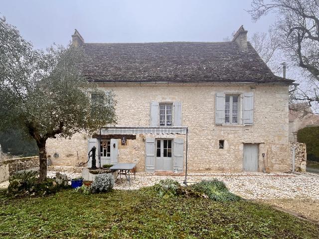 Huis te koop in&nbsp;BERGERAC 24100 Dordogne Aquitaine Frankrijk: Prachtig stenen dorpshuis met omheinde tuin. Dit charmante pand biedt comfortabel en ruim wonen met prachtige traditionele kenmerken zoals een open haard, balken en zichtbare stenen muren. Op de began...