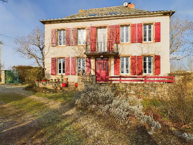 Huis te koop in LA SALVETAT-PEYRALÈS 12440 Aveyron Midi-Pyrénées France: Charmant huis in een rustige landelijke omgeving. EXCLUSIEF BIJ BEAUX VILLAGES! Dit prachtig gerenoveerde stenen pand in het rustige platteland nabij La Salvetat-Peyralès biedt royale leefruimte en e...