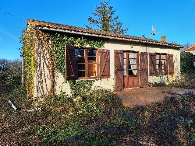 Huis te koop in&nbsp;PINDRAY 86500 Vienne Poitou-Charentes Frankrijk: Een beetje liefde voor een geweldig vakantiehuis. EXCLUSIEF BIJ BEAUX VILLAGES! Een charmante bungalow met 3 kamers aan de rand van een historisch dorp, op korte rijafstand van een stadje met alle fac...