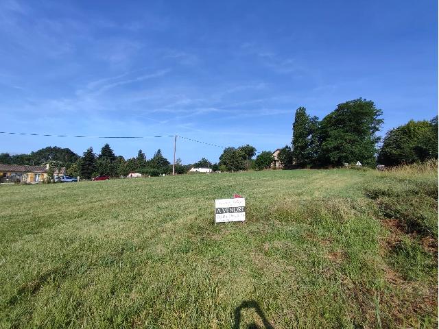 Bouwterrein te koop in&nbsp;NONTRON 24300 Dordogne Aquitaine Frankrijk: Bouwgrond. Op 4 minuten van het centrum van Nontron ligt deze prachtige bouwgrond van ruim 1400 m2, met water- en elektriciteitsmeters die al zijn geïnstalleerd.<br />
Het voordeel van deze grond is dat e...