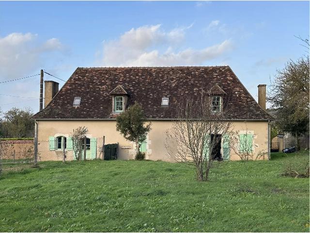 Huis te koop in&nbsp;ANTIGNY 86310 Vienne Poitou-Charentes Frankrijk: Gezinswoning of beleggingspand in Antigny. Gelegen in het charmante dorpje Antigny, dicht bij de Gartempe-vallei en zijn natuurlijke landschappen, is dit ruime huis ideaal voor een gezin of als vakant...