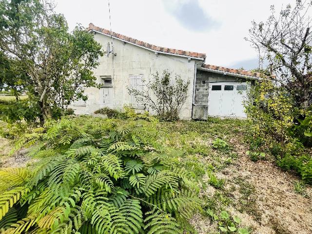 Maison &agrave; vendre &agrave;&nbsp;BARBEZIEUX-SAINT-HILAIRE 16300 Charente Poitou-Charentes France: Maison de plain-pied à BARBEZIEUX. Cette maison de plain pied aux portes de Barbezieux à rafraichir, vous offre de multiples possibilité d'agencement au rez-de-chaussée ainsi que dans le grenier a...