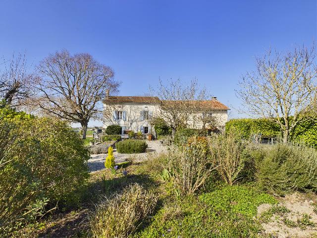 Guesthouses-Bed-&-Breakfast&nbsp;for sale&nbsp;VERTEILLAC 24320 Dordogne Aquitaine France: Edge of village property with panoramic views. Excellent income potential for this property comprising of a main house with 4 beds, an attached house of 3 beds and an independent one bed property. The...