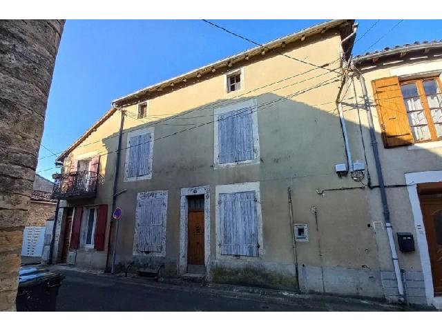 Huis te koop in RUFFEC 16700 Charente Poitou-Charentes Frankrijk: Te renoveren rijtjeshuis. Een geweldige kans voor een te renoveren woning in het centrum van de marktstad Ruffec. Deze woning heeft veel ruimte en bestaat uit een hal, drie kamers en een berging op de...