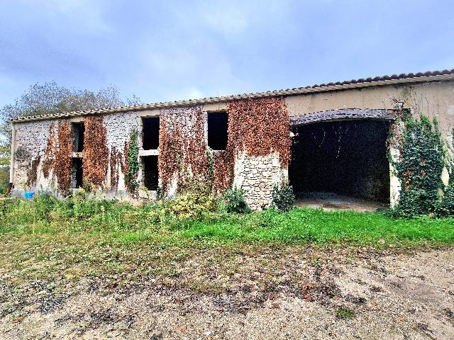 Maison à vendre à AGNAC 47800 Lot-et-Garonne Aquitaine France: Ensemble en pierre à rénover juste à l'extérieur d'Eymet. Grande propriété en pierre, prête à être rénovée pour créer une impressionnante maison familiale (sous réserve des autorisations ...