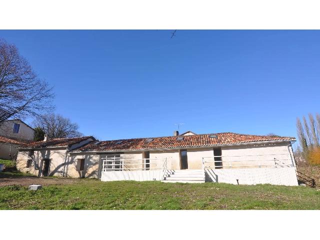 Haus zu verkaufen in VILLEBOIS-LAVALETTE 16320 Charente Frankreich. Alte Scheune, komplett renoviert, 240 m² – Grundstück 2700 m². In einem Dorf 3 km von Villebois La Valette entfernt, schöner umgebauter Stall mit 240 m² Wohnfläche.<br />
<br />
Erdgeschoss: Küche mit ...