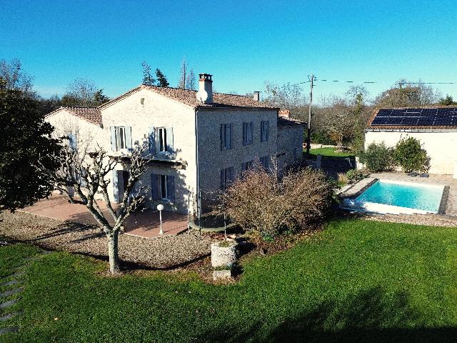 Bien-Agricole &agrave; vendre &agrave;&nbsp;SAINTE-FOY-LA-GRANDE 33220 Gironde Aquitaine France: Vignoble biologique AOC Bordeaux avec ferme rénovée et potentiel d'expansion. Clé en main pour une reprise immédiate.<br />
<br />
Offrez-vous une superbe propriété viticole biologique, reconnue et primé...