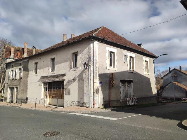 Maison à vendre à PIÉGUT-PLUVIERS 24360 Dordogne Aquitaine France: Immeuble à fort potentiel investissement. Cet ensemble immobilier se situe au coeur du village animé de Piégut-Pluviers, avec de nombreux commerces de proximité mais aussi à quelques pas de nombr...