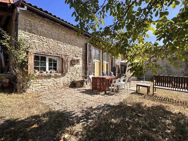 Haus zu verkaufen in TAIZÉ-AIZIE 16700 Charente Frankreich. Steinhaus mit Potenzial zur Aufteilung in 3 Wohneinheiten. EXKLUSIV BEI BEAUX VILLAGES! Dieses atemberaubende Doppelhaus aus Stein bietet die Möglichkeit, drei separate Unterkünfte zu schaffen (vorb...