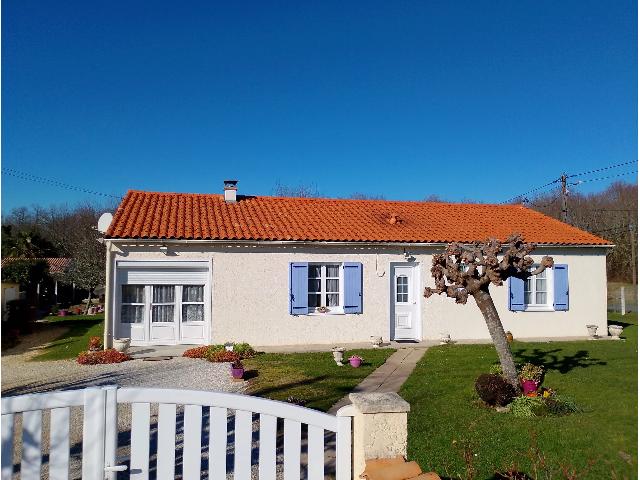 Maison à vendre à JONZAC 17500 Charente-Maritime Poitou-Charentes France: Maison de plain-pied de 3-4 chambres avec jardin et garage près de Jonzac. Pavillon de plain pied édifié au début des années 80 composé d'une entrée, cuisine, séjour, salle d'eau, wc, 3 chambr...