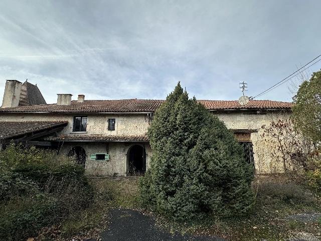 Commercieel-bedrijf te koop in&nbsp;NEUVIC 24190 Dordogne Aquitaine Frankrijk: Voormalig horeca gebouw met veel potentie en mogelijke appartementen. Wij zijn verheugd u dit gebouw, vol geschiedenis en charme, aan te bieden.<br />
<br />
Gelegen op een perceel van ongeveer 2160m², biedt d...
