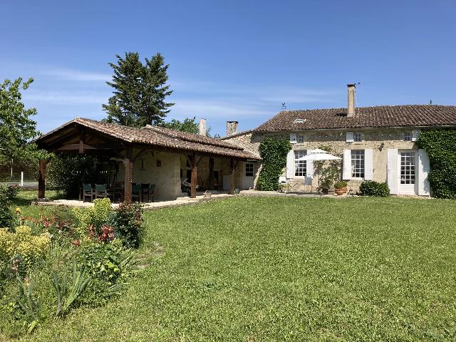 Gites-Chambres-d-hotes te koop in BLASIMON 33540 Gironde Aquitaine Frankrijk: Uitzonderlijk landgoed met drie huizen, zwembad en tennisbaan – 20 minuten van Saint-Émilion. Ontdek de charme van dit buitengewone landgoed, genesteld in een adembenemende omgeving. Dit unieke pan...