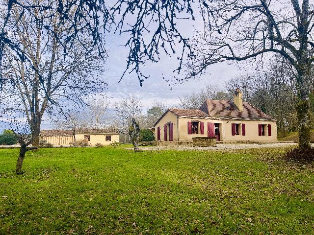 Huis te koop in&nbsp;FRAISSE 24130 Dordogne Aquitaine Frankrijk: Charmantes Anwesen mit Swimmingpool. Dieses charmante Anwesen bietet vielseitige Wohnräume, perfekt für eine Familie oder diejenigen, die Platz zum Wachsen suchen. Es bietet ein Wohnzimmer, das naht...