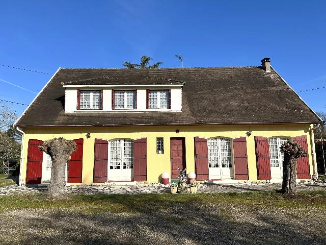 House&nbsp;for sale&nbsp;MONTPON-MÉNESTÉROL 24700 Dordogne Aquitaine France: Charming 6-Bedroom Property with Park, Pool and River Access. Let yourself be charmed by this lovely home with generous spaces, nestled in a lush green setting.<br />
<br />
On the ground floor, you will find a...