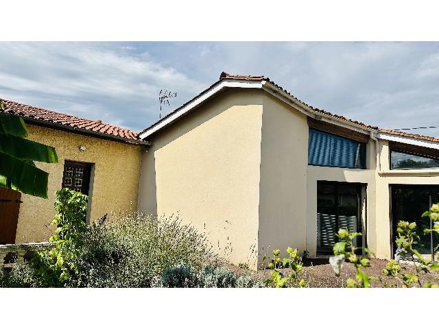 Haus&nbsp;zu verkaufen in&nbsp;BERGERAC 24100 Dordogne Frankreich. Atypisches Haus mit 3 Schlafzimmern und Innenpool. Dieses atypische, ruhige Anwesen mit privatem, umzäuntem Garten und Garage liegt nur 5 Autominuten von den Geschäften und dem Flughafen Bergerac en...