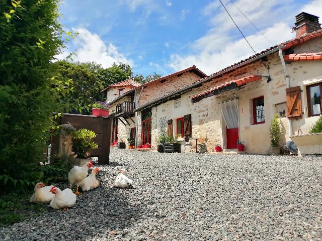 Gites-Chambres-d-hotes te koop in&nbsp;MONTROLLET 16420 Charente Poitou-Charentes Frankrijk: Huis met drie slaapkamers en een torengîte met één slaapkamer. EXCLUSIEF BIJ BEAUX VILLAGES! De volledig ingerichte keuken in cottagestijl met houtkachel heeft ook een handige aparte bijkeuken. Doo...