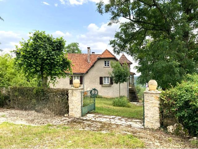 Huis te koop in&nbsp;BOISSIÈRES 46150 Lot Midi-Pyrénées Frankrijk: Voormalige boerderij met bijgebouwen om te renoveren met 9 hectare grond en prachtig uitzicht. EXCLUSIEF BIJ BEAUX VILLAGES! Een unieke kans om een ​​boerderij met 5 slaapkamers en bijgebouwen te ...