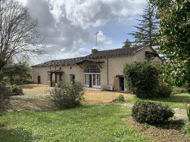 Ferienhaus/Pension&nbsp;zu verkaufen in&nbsp;DURAS 47120 Lot-et-Garonne Frankreich. Steinkomplex mit 3 Wohnungen und 2 Swimmingpools. Dieses Steinanwesen, nur wenige Kilometer von den beliebten Dörfern Duras und Monségur entfernt, ist ideal für die Ferienvermietung gelegen! Es kö...