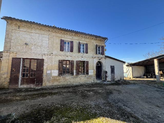 Agrarisch-bedrijf te koop in&nbsp;SAINT-ÉMILION 33330 Gironde Aquitaine Frankrijk: Wijndomein met stenen huis om te renoveren, kelders en garages. De grond omvat 2,6 hectare wijngaarden in een satellietappellatie van Saint-Emilion, een stenen huis dat gerenoveerd moet worden, bos, e...