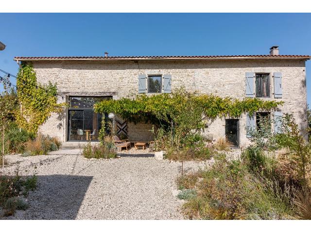 Huis te koop in&nbsp;ROUILLAC 16170 Charente Poitou-Charentes Frankrijk: Zeer ruim huis - ideaal voor twee gezinnen. EXCLUSIEF BIJ BEAUX VILLAGES! Gelegen in het hart van een klein dorp in de buurt van de marktstad Rouillac, is dit grote, op het zuiden gelegen pand momente...