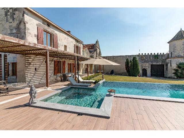 House&nbsp;for sale&nbsp;SEGONZAC 16130 Charente Poitou-Charentes France: Beautifully renovated historic logis packed with character features. EXCLUSIVE TO BEAUX VILLAGES!  With roots possibly dating back to the late Middle Ages, this stunning property has been carefully re...
