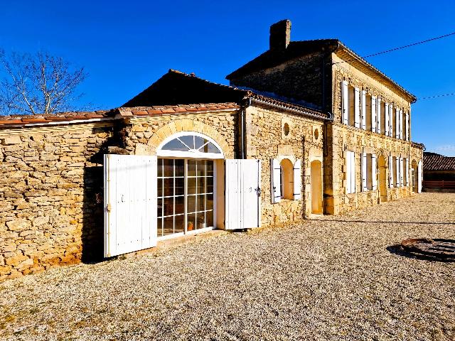 Maison &agrave; vendre &agrave;&nbsp;SAUVETERRE-DE-GUYENNE 33540 Gironde Aquitaine France: Maison de Maitre à 1 heure de Bordeaux. Située à seulement une heure de Bordeaux, cette Maison de Maître offre charme, espace et potentiel. Baignée de lumière naturelle, elle dispose de multiple...