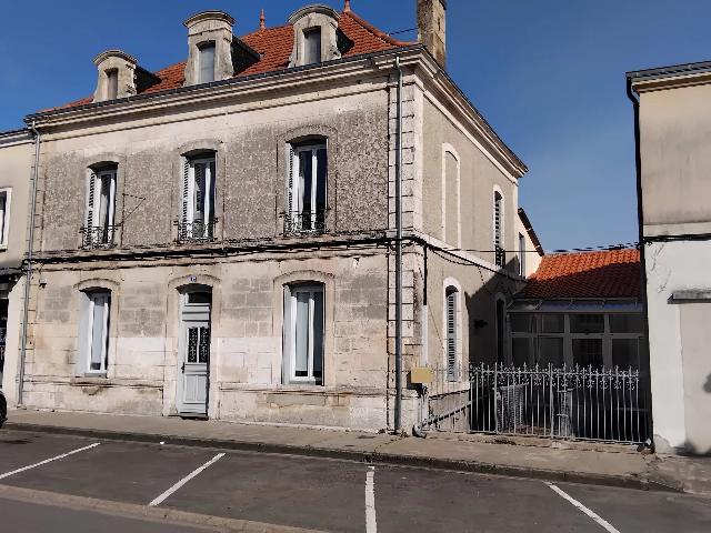 House&nbsp;for sale&nbsp;CHALAIS 16210 Charente Poitou-Charentes France: Impressive townhouse with 5 bedrooms and commercial space. Located in the heart of a lively market town, this attractive townhouse has been modernized while retaining its original features. The proper...