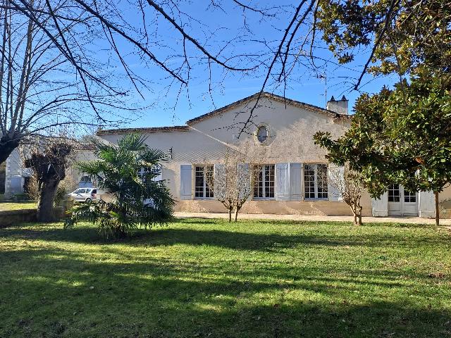 Maison &agrave; vendre &agrave;&nbsp;MARMANDE 47200 Lot-et-Garonne Aquitaine France: Bel ensemble en pierre sur 4.5 hectares - proche Marmande. Dans un cadre verdoyant où le charme de l’ancien rencontre le confort moderne, venez découvrir ce bel ensemble immobilier. Idéal pour un...