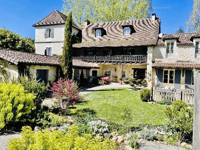 Gewerbe-Immobilie&nbsp;zu verkaufen in&nbsp;PÉRIGUEUX 24000 Dordogne Frankreich. In der Nähe von Perigueux. Wunderschöne Restaurierung eines historischen steinernen Périgorde-Relais de Poste aus dem 16. Jahrhundert, das derzeit als Boutique-Hotel betrieben wird. Dieses beeindru...