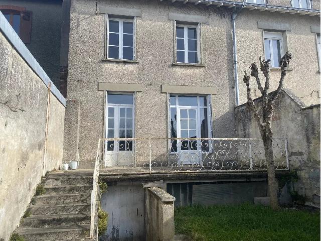 Huis te koop in BELLAC 87300 Haute-Vienne Limousin Frankrijk: Een prachtig huis met 4 slaapkamers, tuin en garage in het centrum van Bellac. Dit aantrekkelijke, ruime huis ligt in het hart van Bellac, op korte loopafstand van winkels en voorzieningen.<br />
<br />
Vanaf d...