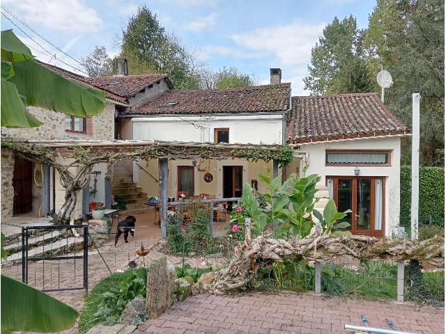 Gîtes-Chambres-d-hôtes à vendre à SCILLÉ 79240 Deux-Sèvres Poitou-Charentes France: Une propriété de chambres d'hôtes unique dans un endroit isolé. Propriété de caractère datant du XVIIe siècle, située dans une jolie vallée, près du village de Scillé, au nord des Deux-Sè...