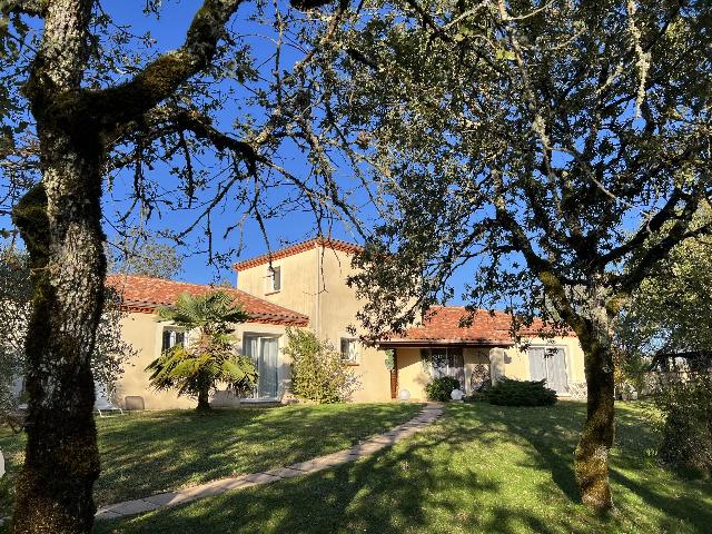 Maison &agrave; vendre &agrave;&nbsp;CAHORS 46000 Lot Midi-Pyrénées France: Belle villa avec 4 chambres, piscine et 6670m² de terrain dans un hameau paisible. A l'orée d'un hameau paisible, cette belle propriété, construite en 2004, est sans vis à vis et se trouve dans s...