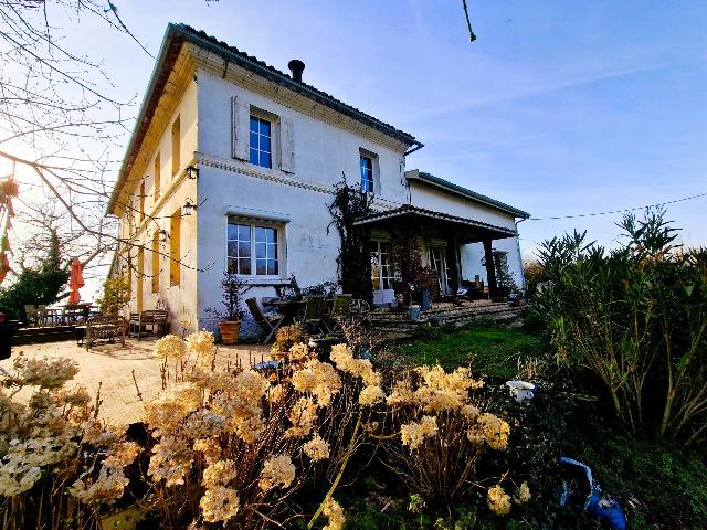 Gites-Chambres-d-hotes te koop in&nbsp;CASTILLON-LA-BATAILLE 33350 Gironde Aquitaine Frankrijk: Landhuis met groot terrein. Met meer dan acht hectare land biedt dit prachtige huis — dat rustieke charme combineert met industriële stijl — de rust van het platteland, terwijl het op slechts enk...