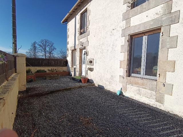 Huis te koop in SAULGÉ 86500 Vienne Poitou-Charentes Frankrijk: Huis met 2 slaapkamers, werkplaats en land. Gelegen in een gehucht op slechts een paar minuten van Montmorillon, bestaat dit huis uit een begane grond met een grote, functionele keuken en een lichte w...