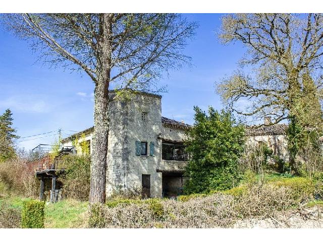 Maison &agrave; vendre &agrave;&nbsp;LALBENQUE 46230 Lot Midi-Pyrénées France: Lalbenque – Superbe propriété en pierre de 4 chambres avec maison d’amis, piscine et 1,5 ha de terrain. La maison principale est construite autour d’un jardin central, garantissant une intimit...