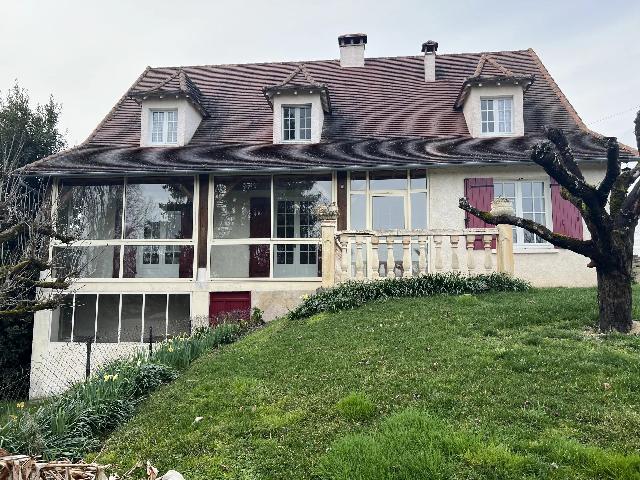 Huis te koop in&nbsp;VERTEILLAC 24320 Dordogne Aquitaine Frankrijk: Zeer groot huis in Sous Sol-stijl met 7 slaapkamers. Beaux Villages presenteert met trots dit grote gezinshuis met 7 slaapkamers en 2 badkamers. Gezien het aantal kamers is de accommodatie zeer flexib...