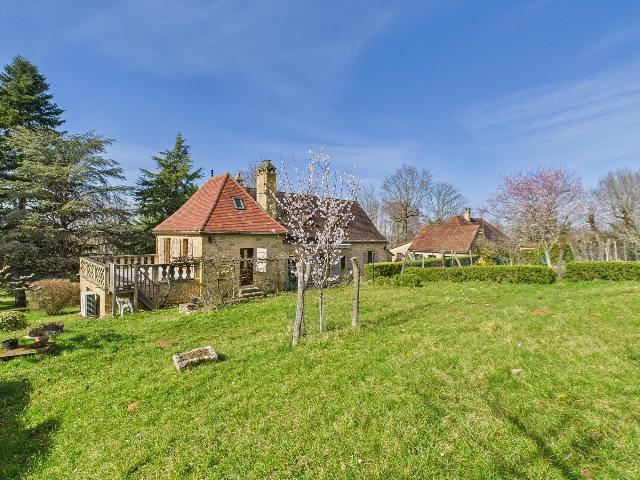 Huis te koop in&nbsp;GOURDON 46300 Lot Midi-Pyrénées Frankrijk: Toplocatie: huis met 3 slaapkamers, gîte, verwarmd zwembad en 2 potentiële bouwpercelen. Dit uitzonderlijke pand heeft werkelijk alles... Het hoofdhuis straalt elegantie en comfort uit, terwijl een ...