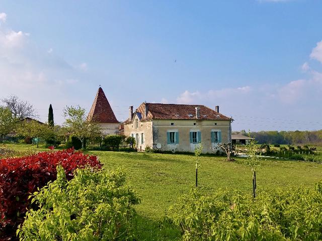 Ferienhaus/Pension zu verkaufen in AUBETERRE-SUR-DRONNE 16390 Charente Frankreich. Elegant renoviertes Steinhaus mit Swimmingpool und Gästeunterkunft. Charmantes renoviertes Steinhaus mit Chambres d'hôtes-Potenzial (vorbehaltlich der erforderlichen Genehmigungen).<br />
<br />
Nur 5 km von ...