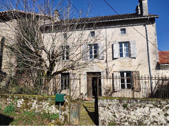 House for sale BUSSEROLLES 24360 Dordogne Aquitaine France: 4 bed house to renovate. EXCLUSIVE TO BEAUX VILLAGES! Just 10 minutes from the village of Piégut-Pluviers, you'll find this stone building.<br />
<br />
Antique parquet flooring, staircase and entrance gate em...