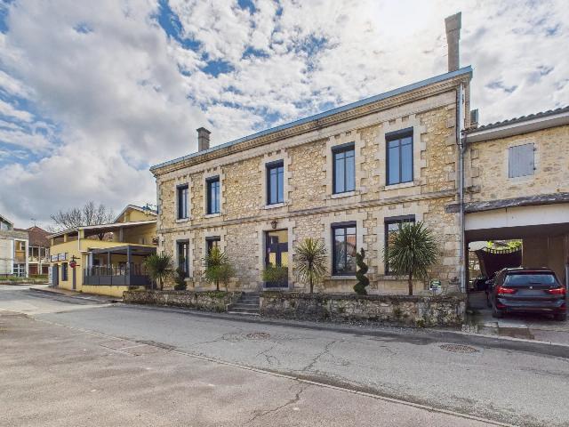 Gites-Chambres-d-hotes te koop in LA ROCHE-CHALAIS 24490 Dordogne Aquitaine Frankrijk: 7 Slaapkamer Stadswoning met gastenverblijf en 2 appartementen. We zijn verheugd om dit onberispelijk gepresenteerde, onlangs gerenoveerde pand op de markt te presenteren, dat bol staat van karakter e...