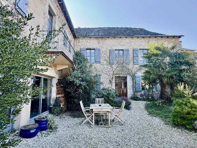 Gîtes/Chambres d'hôtes te koop in LE BAS SÉGALA 12200 Aveyron Midi-Pyrénées France: Uitzonderlijk karaktervol pand in Le Bas Ségala. Gelegen in een rustig dorp, biedt dit opmerkelijke pand een harmonieuze mix van traditionele charme en modern comfort. De residentie is zorgvuldig ver...
