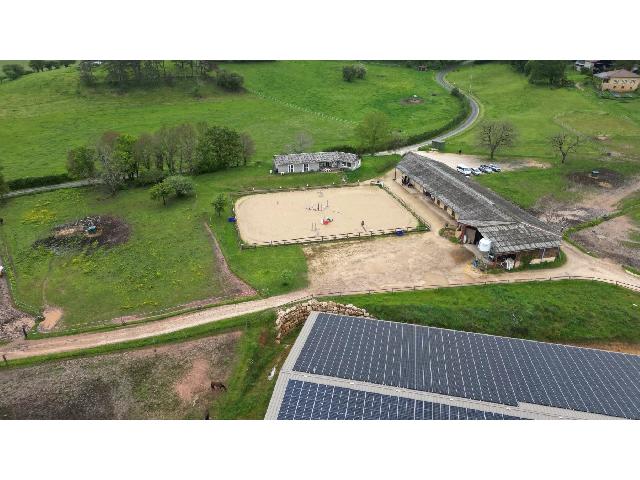 Pferde Objekt zu verkaufen in PAYS DE BELVÈS 24170 Dordogne Frankreich. Wunderschönes Reitanwesen im Pays de Belvès. Entdecken Sie dieses herrliche Reitanwesen im Herzen des Pays de Belvès. Eingebettet in eine grüne Umgebung bietet es erstklassige Einrichtungen für P...