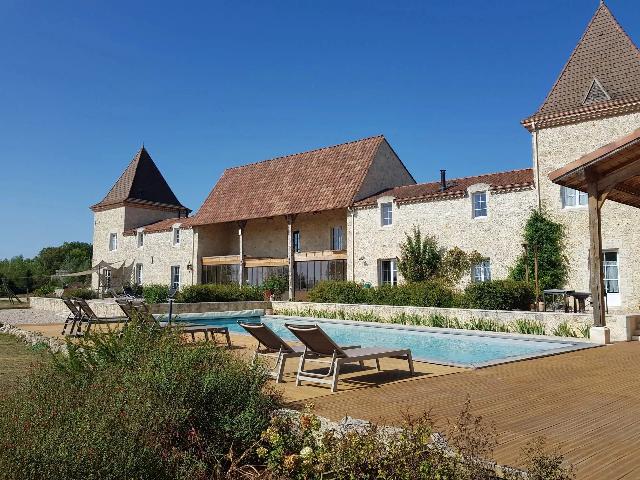 Gites-Chambres-d-hotes te koop in&nbsp;PRAYSSAS 47360 Lot-et-Garonne Aquitaine Frankrijk: Prachtig gerenoveerde boerderij met gastenverblijven en zwembad op loopafstand van het levendige stadje. Deze prachtig gerestaureerde boerderij combineert elegantie met modern comfort en biedt twee ap...